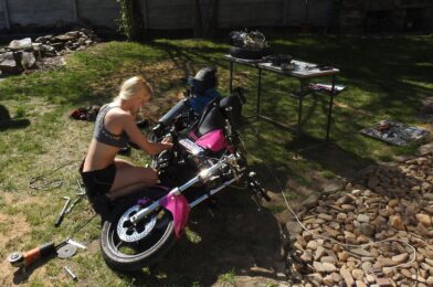 Jak holka opravuje motorku